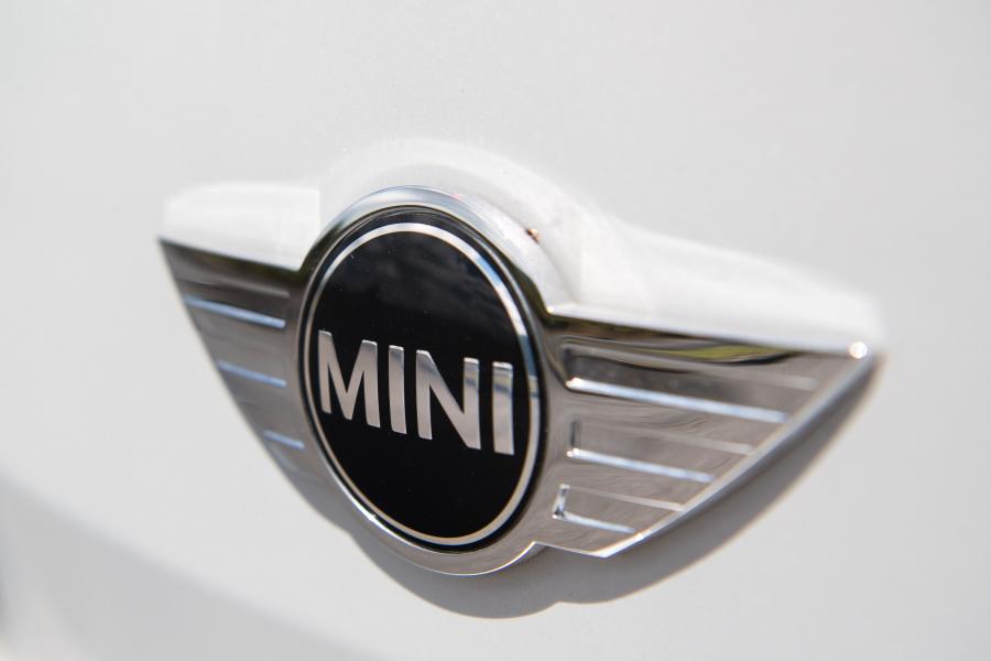 Логотип Mini Cooper S Clubman Masterpiece Edition (F54) 2017 года  (AU) (фото 11 из 26)